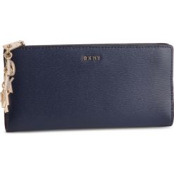 Duży Portfel Damski DKNY - R9153A62 Navy NVY. Niebieskie portfele DKNY, bez wzorów, ze skóry. W wyprzedaży za 329.00 zł.
