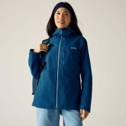 Kurtka turystyczna przeciwdeszczowa damska Birchdale wodoodporna. Niebieskie kurtki sportowe Regatta, bez wzorów, z tkaniny, bez kaptura, trekkingowe. W wyprzedaży za 299.99 zł.