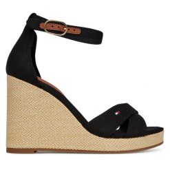 Sandały Tommy Hilfiger. Czarne sandały TOMMY HILFIGER, bez wzorów, bez obcasa, na koturnie, bez zapięcia. Za 289.99 zł.