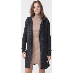 Czarny Kardigan Charley. Czarne kardigany Born2be, l, bez wzorów, z dzianiny. Za 119.99 zł.