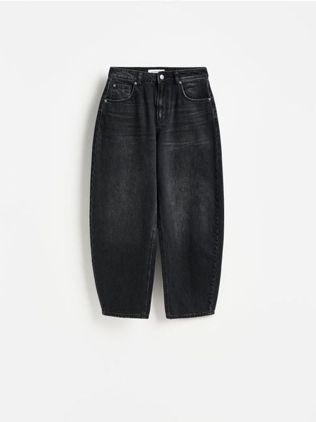 Jeansy barrel z krótszą nogawką - czarny. Czarne jeansy Reserved, bez wzorów. Za 129.99 zł.