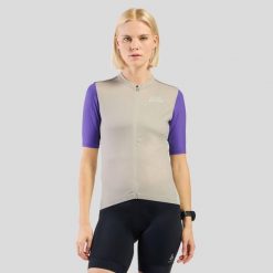 Koszulka rowerowa damska Odlo ESSENTIAL HERITAGE PRINT T-shirt. Białe koszulki sportowe Odlo, bez wzorów, bez ramiączek. Za 276.35 zł.