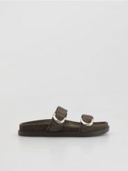 Klapki ze skóry owczej - brązowy. Brązowe klapki Reserved, bez wzorów, ze skóry, bez obcasa. Za 159.99 zł.