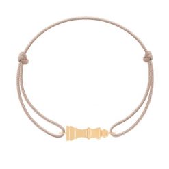 Bransoletka z pozłacaną zawieszką w kształcie figury szachowej Król na beżowym sznurku. Brązowe bransoletki Lilou, pozłacane. Za 129.00 zł.