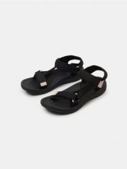 Sandały w sportowym stylu - czarny. Czarne sandały Sinsay, bez wzorów, sportowe, bez obcasa, bez zapięcia. Za 49.99 zł.