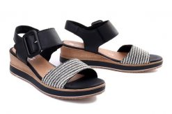 RIEKER REMONTE D6453-01 black combination, sandały damskie. Czarne sandały Rieker Remonte, bez wzorów, bez obcasa, na koturnie, bez zapięcia. Za 349.90 zł.