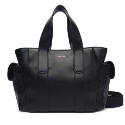 Torebka Calvin Klein. Czarne torebki klasyczne Calvin Klein, bez wzorów, bez dodatków. Za 559.99 zł.