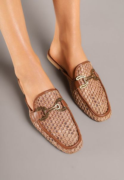 Brązowe Siateczkowe Klapki na Płaskiej Podeszwie z Klamrą Moriena. Brązowe klapki Born2be, bez wzorów, bez obcasa, na płaskiej podeszwie. Za 79.99 zł.