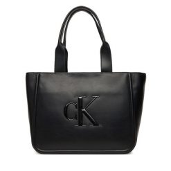 Torebka Calvin Klein. Czarne torebki klasyczne Calvin Klein, bez wzorów, bez dodatków. Za 649.99 zł.