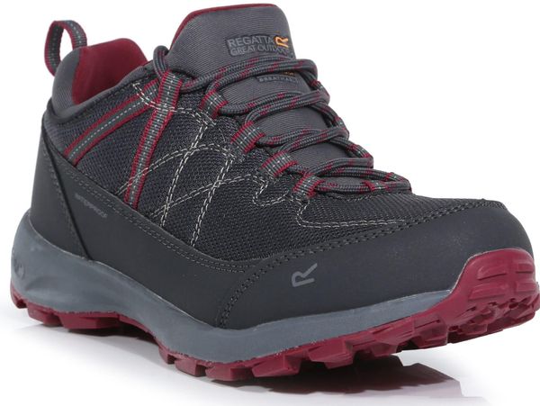 Buty trekkingowe dla kobiet Regatta SAMARIS LOW. Czerwone trekkingi Regatta, z gumy, trekkingowe. Za 239.99 zł.
