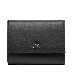 Mały Portfel Damski Calvin Klein. Czarne portfele Calvin Klein, bez wzorów. Za 169.99 zł.
