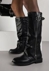 Czarne Kozaki Typu Bikery Ozdobione Suwakiem i Klamrą Linvera. Czarne kozaki Born2be, z jeansu, bez obcasa, na płaskiej podeszwie, bez zapięcia. Za 179.99 zł.