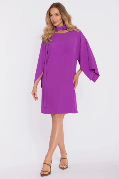 Elegancka trapezowa sukienka oversize fiolet. Fioletowe sukienki MOE, na co dzień, s, bez wzorów, z materiału, eleganckie, bez kołnierzyka, bez ramiączek, oversize. Za 349.00 zł.