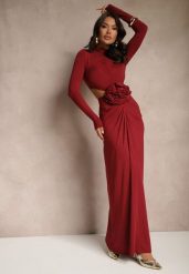 Bordowa Koktajlowa Sukienka z Wiskozą Ozdobiona Kwiatem 3D i Wycięciami Hannith. Czerwone sukienki Renee, na imprezę, bez wzorów, z wiskozy, eleganckie, bez kołnierzyka, bez ramiączek, maxi. Za 149.99 zł.