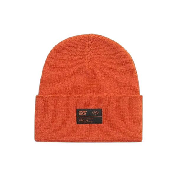 Czapka dzianinowa Surplus damska Superdry. Brązowe czapki Superdry, z aplikacjami, z dzianiny. Za 129.05 zł.