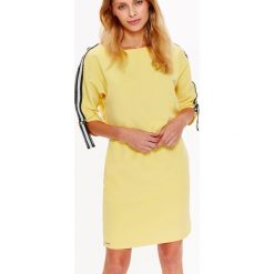 SUKIENKA DZIANINOWA Z MODNYMI SPORTOWYMI TAŚMAMI. Żółte sukienki TOP SECRET, na lato, bez wzorów, z dzianiny, eleganckie, bez kołnierzyka, bez ramiączek, sportowe. W wyprzedaży za 59.99 zł.