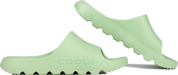 Klapki damskie Coqui Lou. Zielone klapki Coqui, bez wzorów, z materiału, bez obcasa. Za 86.99 zł.