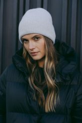 WEŁNIANA CZAPKA DELIA JASNO SZARA One size - Flawless. Szare czapki Flawless, bez wzorów, z kaszmiru. Za 239.00 zł.
