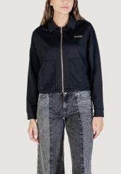 Bluza Kobieta GUESS ACTIVE CARLA CROP ZIP JACKET. Czarne bluzy Guess Active, l, z aplikacjami, z jeansu, bez kaptura. Za 479.90 zł.