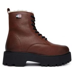 Trzewiki Tommy Jeans. Brązowe botki Tommy Jeans, bez wzorów, z jeansu, bez obcasa, na płaskiej podeszwie, bez zapięcia. Za 749.99 zł.