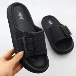 Klapki damskie sportowe na grubej podeszwie czarne Big Star RR274A571. Czarne klapki Big Star, bez wzorów, z gumy, bez obcasa. Za 65.99 zł.