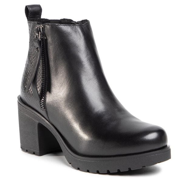 Botki Lasocki. Czarne botki Lasocki, bez wzorów, bez obcasa, na słupku, bez zapięcia. Za 124.99 zł.