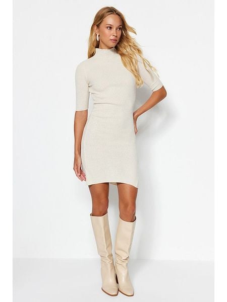 Trendyol Sukienka w kolorze kremowym rozmiar: M. Brązowe sukienki Trendyol, m, bez wzorów, prążkowane, bez kołnierzyka, bez ramiączek, mini. Za 69.75 zł.