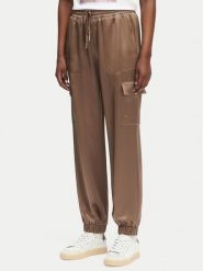 Guess Spodnie materiałowe W5GB08 WG7C0 Brązowy Slim Fit. Brązowe spodnie materiałowe Guess, xl, z aplikacjami, z materiału. Za 614.99 zł.