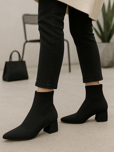 Bellucci Botki w kolorze czarnym rozmiar: 38. Czarne botki Bellucci, bez wzorów, bez obcasa, bez zapięcia. Za 148.61 zł.