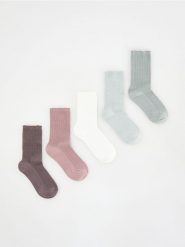 Bawełniane skarpetki 5 pack - jasnofioletowy. Fioletowe skarpety Reserved, bez wzorów, z bawełny. W wyprzedaży za 29.99 zł.