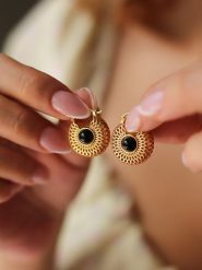 L'Atelier de Gaia Pozłacane kolczyki z onyksami rozmiar: onesize. Czarne kolczyki L'Atelier de Gaia, z onyksem, pozłacane. Za 43.99 zł.