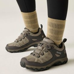 Buty damskie trekkingowe niskie z membraną Edgepoint IV. Brązowe trekkingi Regatta, z materiału, outdoorowe. Za 199.99 zł.