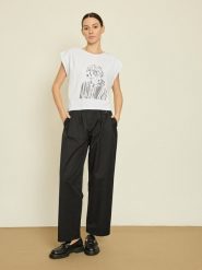 BGN Koszulka w kolorze białym rozmiar: 34. Białe bluzki BGN, bez wzorów, bez kołnierzyka, bez ramiączek. Za 56.99 zł.