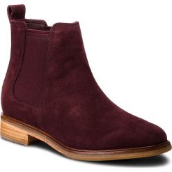 Sztyblety CLARKS - Clarkdale Arlo 261367224 Burgundy. Czerwone botki Clarks, bez wzorów, z materiału, bez obcasa, bez zapięcia. W wyprzedaży za 349.00 zł.