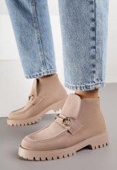 Ciemnobeżowe Botki w Stylu Mokasynów z Elegancką Aplikacją Elinney. Brązowe botki Born2be, z aplikacjami, z jeansu, bez obcasa, na płaskiej podeszwie, bez zapięcia. Za 129.99 zł.