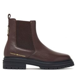 Sztyblety Tommy Hilfiger. Brązowe botki TOMMY HILFIGER, bez wzorów, bez obcasa, na płaskiej podeszwie, bez zapięcia. Za 749.99 zł.