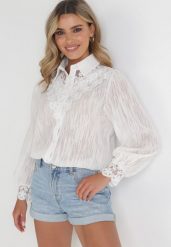 Biała Koszula z Koronką i Metaliczną Nitką Maikia. Białe koszule Born2be, m, z aplikacjami, z koronki, eleganckie, bez kołnierzyka, bez ramiączek. Za 69.99 zł.