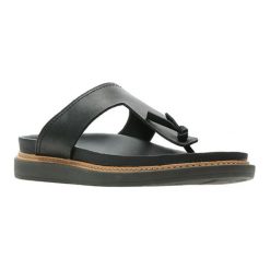 Skórzane japonki w kolorze czarnym. Czarne klapki Wojas, Clarks, bez wzorów, ze skóry, z otwartym noskiem, bez obcasa, na platformie. W wyprzedaży za 259.95 zł.