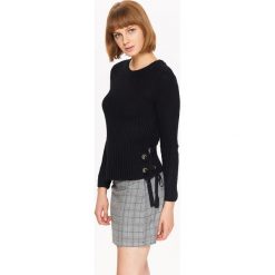 SWETER DAMSKI Z OZDOBNYMI WIĄZANIAMI PO BOKACH. Czarne swetry TROLL, na jesień, xs, bez wzorów, z dzianiny, bez ramiączek. W wyprzedaży za 29.99 zł.