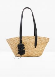 Słomkowa torba shopperka z kwiatkiem na szelkach. Brązowe shopper bonprix, bez wzorów, bez dodatków. Za 59.99 zł.