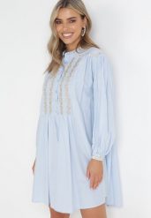 Niebieska Pudełkowa Sukienka Mini z Ozdobnym Haftem Rosenwyn. Niebieskie sukienki Born2be, l, z aplikacjami, bez kołnierzyka, bez ramiączek, mini. Za 169.99 zł.
