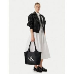 Torebka Calvin Klein. Czarne shopper Calvin Klein, bez wzorów, bez dodatków. Za 529.99 zł.