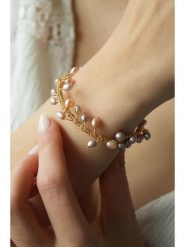 Pierres delicates Pozłacana bransoletka z perłami syntetycznymi rozmiar: onesize. Czerwone bransoletki Pierres delicates, z perłą, pozłacane. Za 52.99 zł.