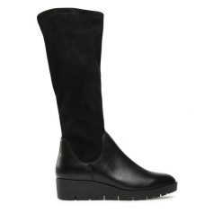Kozaki Caprice. Czarne kozaki Caprice, bez obcasa, na płaskiej podeszwie, bez zapięcia. Za 499.99 zł.