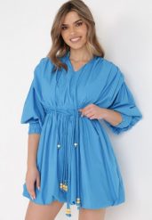 Niebieska Sukienka Adousa. Niebieskie sukienki Born2be, m, bez wzorów, z gumy, klasyczne, bez kołnierzyka, bez ramiączek, mini, bombki. Za 19.99 zł.