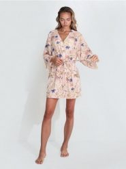 Wiskozowy szlafrok z kwiatowym wzorem i paskiem - różowy. Czerwone szlafroki Sinsay, l, bez wzorów, z wiskozy, bez ramiączek, bez kaptura. Za 59.99 zł.