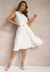Biała Plisowana Sukienka Midi z Plisami na Dole i Paskiem w Talii Wrensilva. Białe sukienki Renee, l, bez wzorów, z materiału, eleganckie, bez kołnierzyka, bez ramiączek, midi, rozkloszowane. Za 39.99 zł.