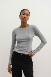 Klasyczny longsleeve z delikatnej dzianiny w kolorze CLASSIC GREY interlock- SOFT-M/L. Szare golfy Marsala, l, bez wzorów, z bawełny, bez ramiączek. W wyprzedaży za 51.98 zł.