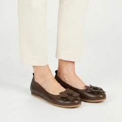 Baleriny damskie Armodo, cholewka ze skóry naturalnej z dekoracyjną aplikacją na przodzie elastyczna konstrukcja ułatwiająca zakładanie oraz płaska p. Brązowe baleriny Armodo, z aplikacjami, ze skóry, bez obcasa, na płaskiej podeszwie. Za 329.00 zł.