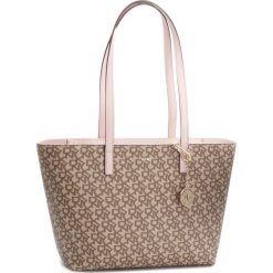 Torebka DKNY - Bryant Lg Zip Tote R74AJ014 Chino Logo/Iconic Blush JCL. Brązowe shopper DKNY, bez wzorów, ze skóry ekologicznej, na ramię, bez dodatków. W wyprzedaży za 469.00 zł.